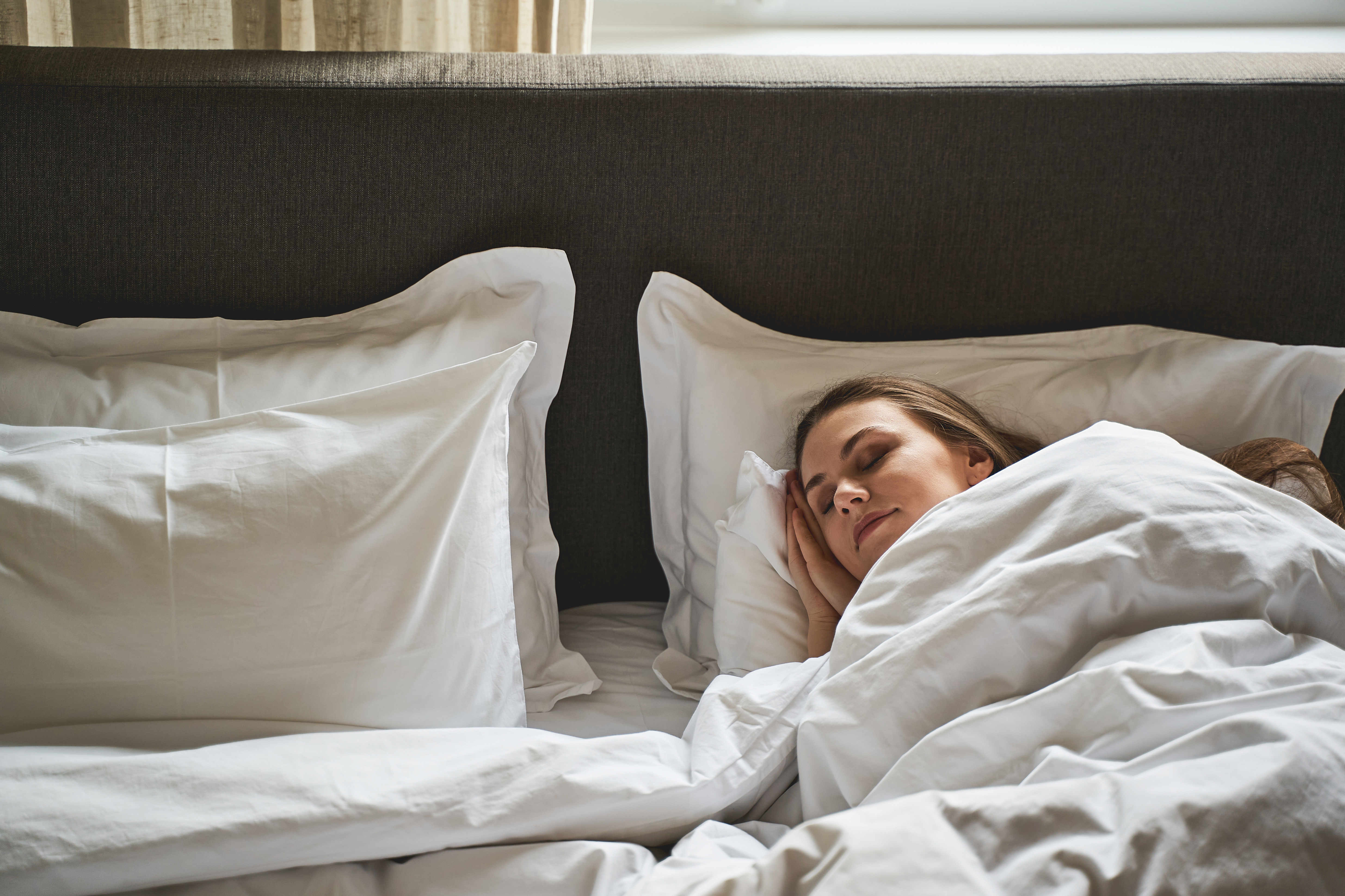 Découvrez comment aborder les nouvelles pratiques de bien-être avec enthousiasme et bienveillance pour en faire une aventure joyeuse.